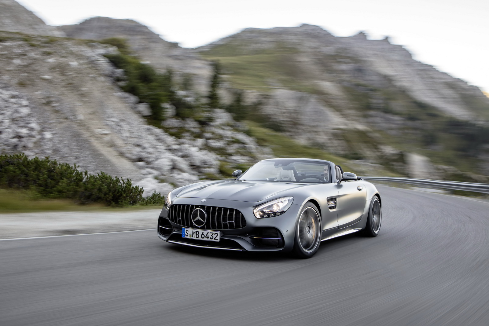 2017-mercedesamggt-roadster-16