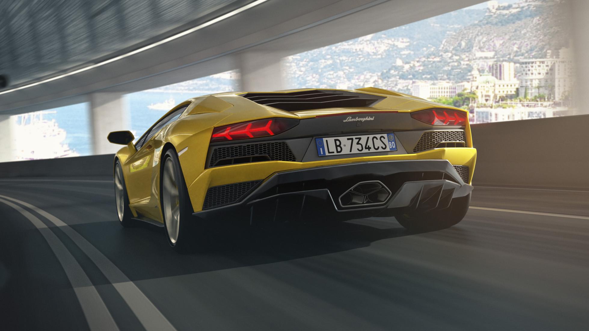 aventador_s_tunnel_rear_1