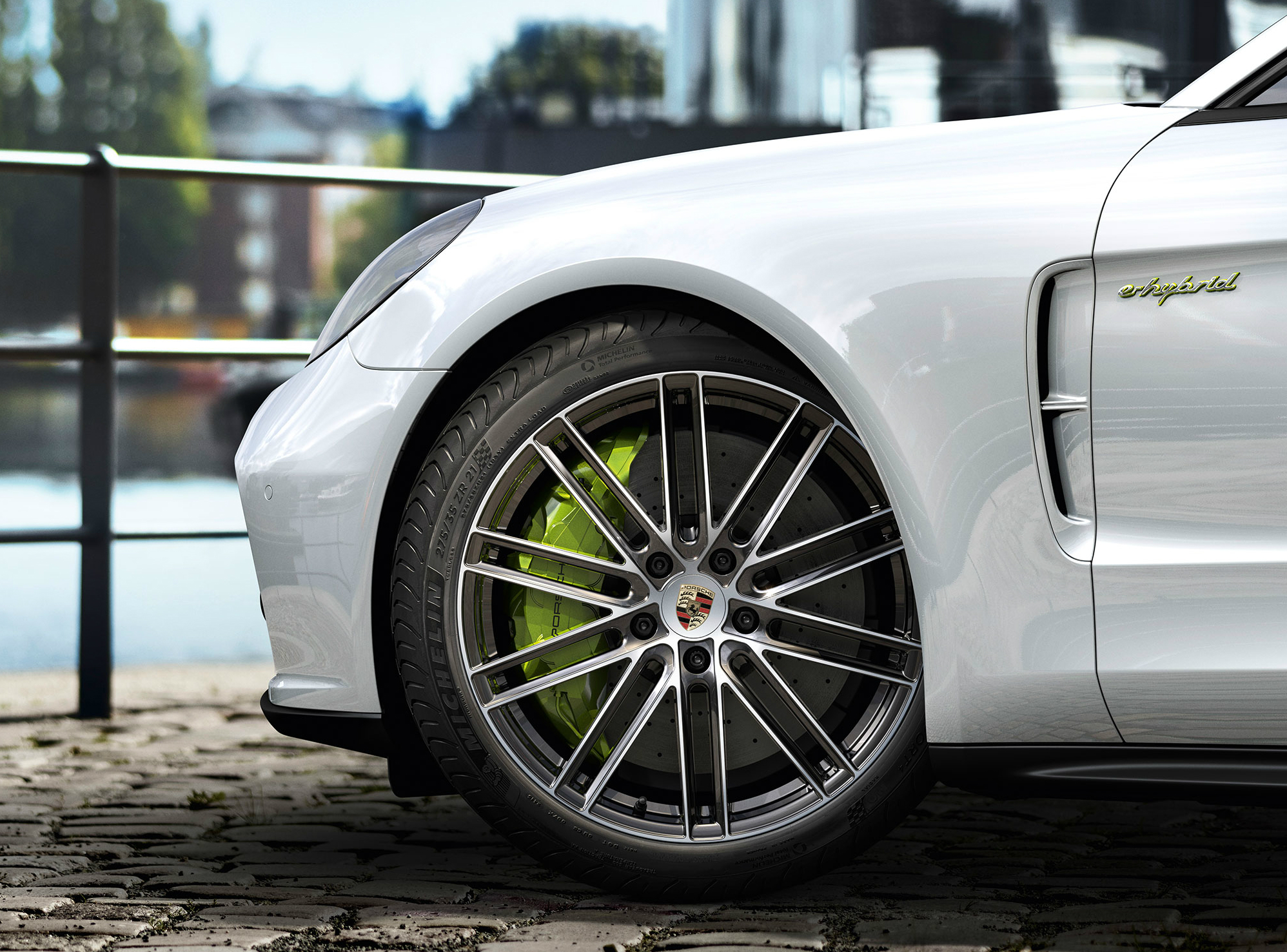 porsche-panamera turbo s hybrid-e 4