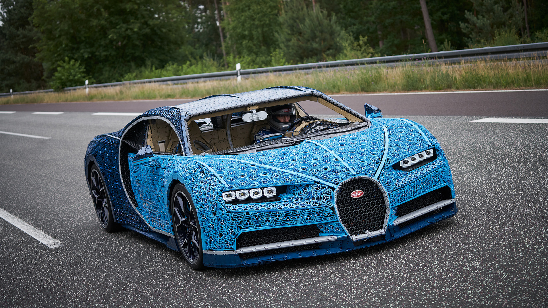 01_LEGO-Technic_Bugatti-Chiron