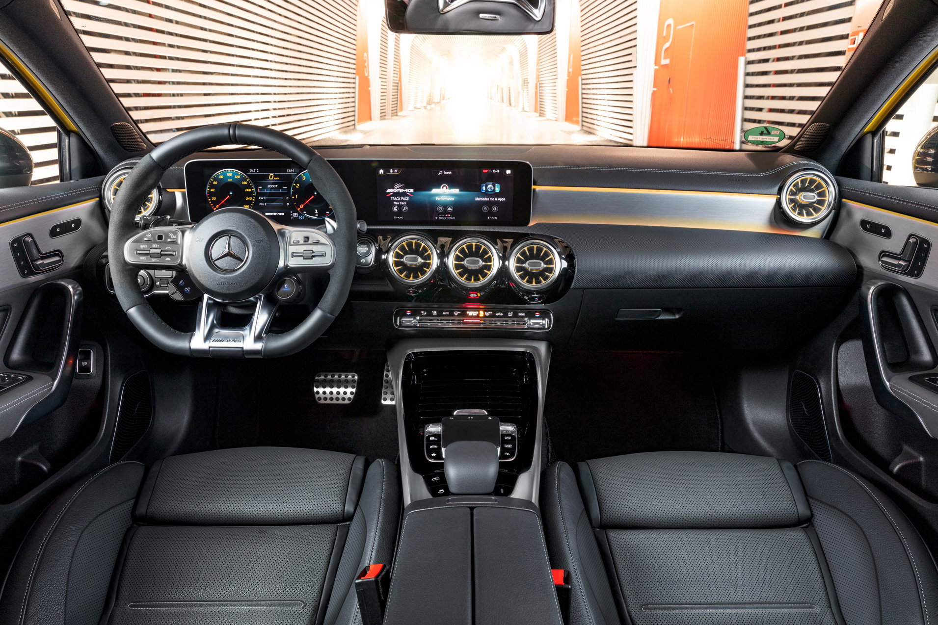 Der neue Mercedes-AMG A 35 4MATIC: Neuer Einstieg in die Welt der Driving Performance

The new Mercedes-AMG A 35 4MATIC: New entry-level model opens up the world of driving performance