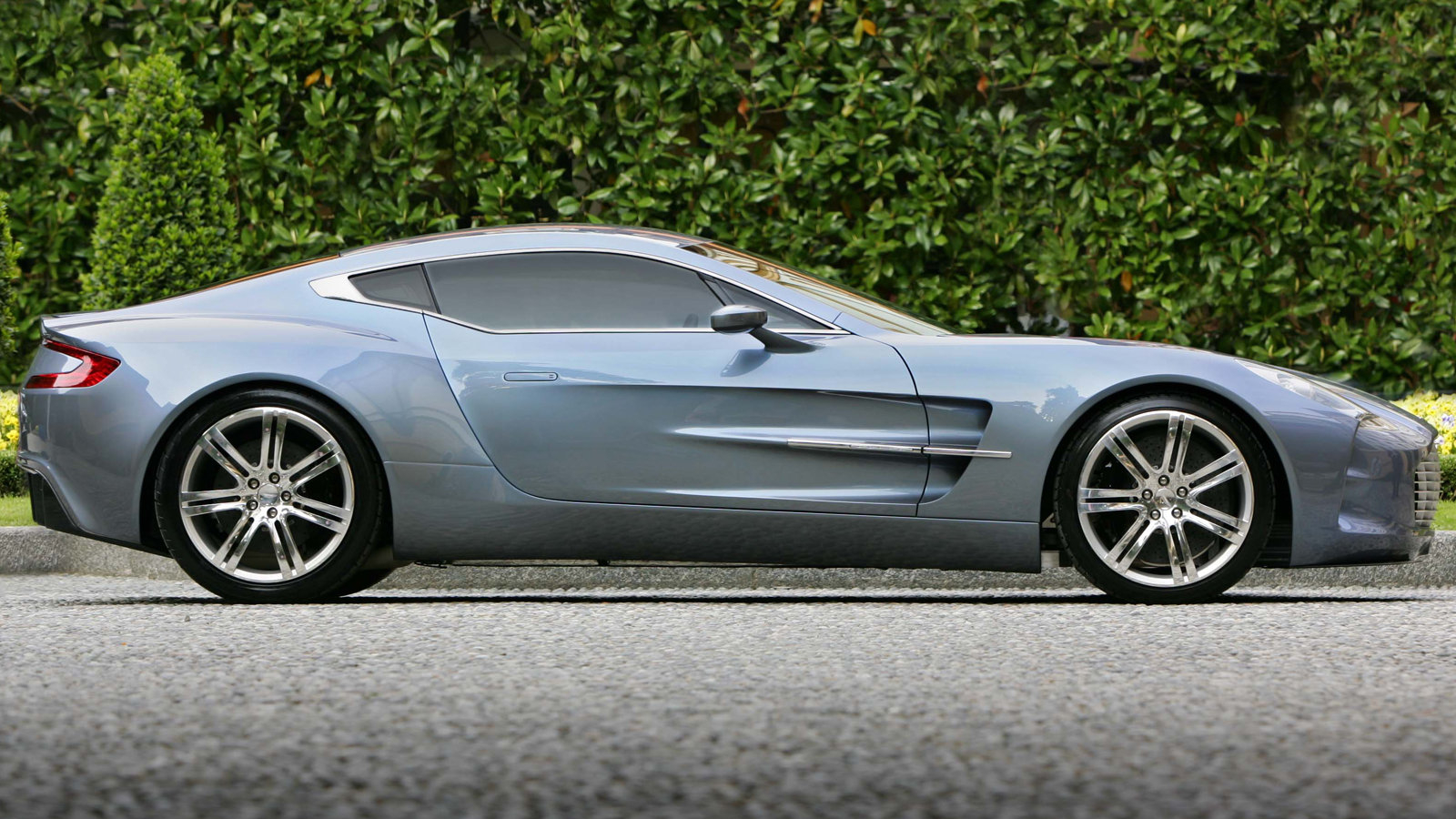 Aston_Martin-One-77-2010-1600-0b